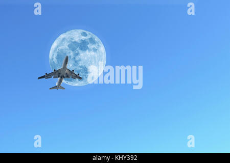 Jumbo jet airplane crossing lune de jour Banque D'Images