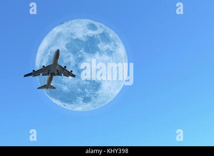 Jumbo jet airplane crossing lune de jour Banque D'Images