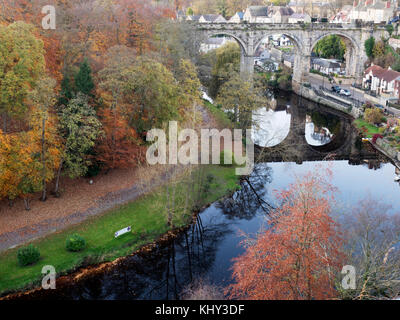 Viaduc Ferroviaire sur la rivière Nidd en automne au nord Yorkshire Angleterre Knaresborough Banque D'Images