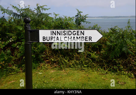 Panneau métallique pointant vers la chambre Burial d'Innisidgen sur l'île de St Marys dans les îles de Scilly, Royaume-Uni. Banque D'Images