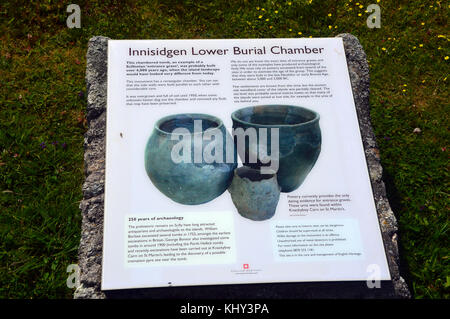 Information Board pour l'innisidgen inhumation chambre basse sur l'île de St Marys dans les îles Scilly, au Royaume-Uni. Banque D'Images