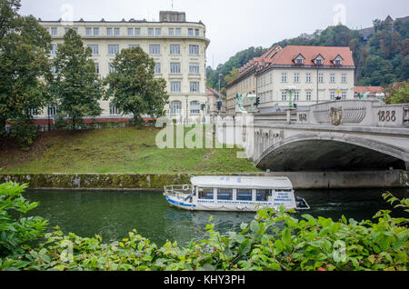 Rivière ljubljanica qui coule à travers la vieille ville de Ljubljana. ljubljana date du 12ème siècle et est la capitale de la slovénie. Banque D'Images
