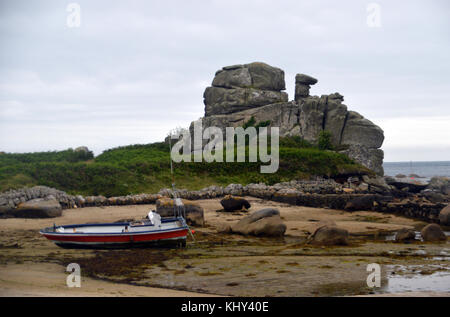 Le chameau chargé rock formation et en bateau dans la baie de porth hellick sur l'île de St Marys dans les îles Scilly, au Royaume-Uni. Banque D'Images