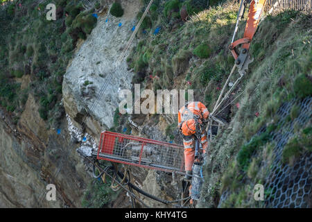 Les travailleurs de deux perçages dans l'instabilité de falaise au-dessus de Tolcarne Beach à Newquay Cornwall UK. Banque D'Images