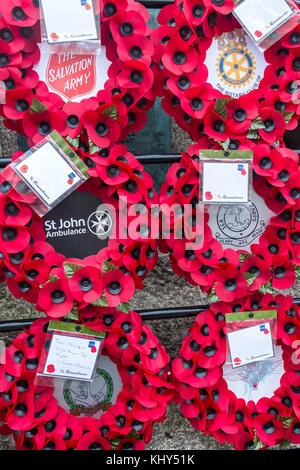 Des couronnes de pavot laissées à Truro Cenotaph dans les Cornouailles. Banque D'Images