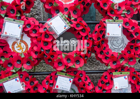 Des couronnes de pavot laissées à Truro Cenotaph dans les Cornouailles. Banque D'Images