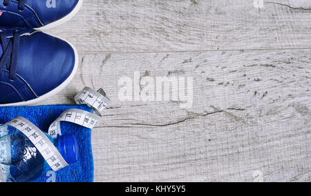 Accessoires Fitness haltères sport. Chaussures de sport et baskets Banque D'Images