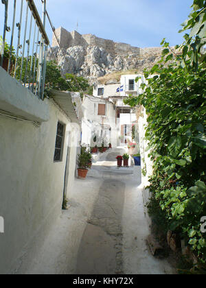 Anafiotika est un quartier pittoresque d'Athènes, en Grèce, connu pour son architecture traditionnelle et ses rues étroites et sinueuses. Il fait partie du quartier de Plaka et présente des maisons blanchies à la chaux et un charme d'antan. Banque D'Images
