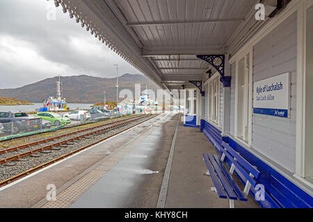 La fin de la ligne - Kyle of Lochalsh gare terminus est à quai dans la ville de la côte ouest, Highland, Scotland, UK Banque D'Images