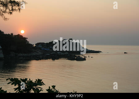 Koh Tao vue du coucher de Mae Haad Banque D'Images