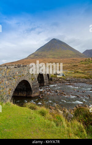 Le River Sligachan et l'ancienne route pont en face de Glamaig (775m) - le plus haut de la rouge solitaire Cuillin hills sur l'île de Skye, Écosse, Royaume-Uni Banque D'Images