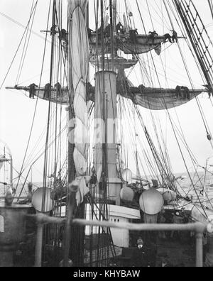 À l'avant vers la main et foremasts sur le HMS 'Penguin' Banque D'Images