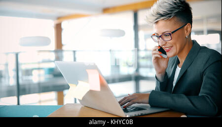 Young female architect working on laptop Banque D'Images