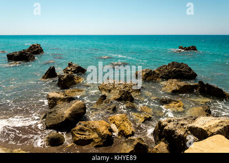 Des rochers et des récifs dangereux près de plage dans la baie de Pissouri, Chypre, Limassol district Banque D'Images