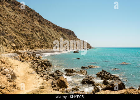 Une côte rocheuse vue dans la baie de Pissouri pas loin de la plage, Chypre, Limassol district Banque D'Images