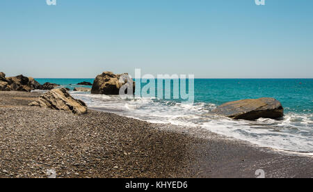 La baie de Pissouri plage de galets avec de gros rochers dans une mer, Chypre, Limassol district Banque D'Images