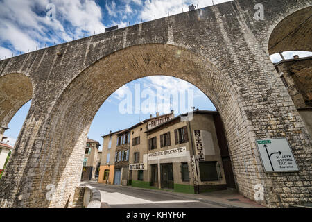 Le lac artificiel sous l'aqueduc (le canal de la Bourne) construit en 1876, Saint-Nazaire-en-Royans, Drôme, France, Europe. Banque D'Images