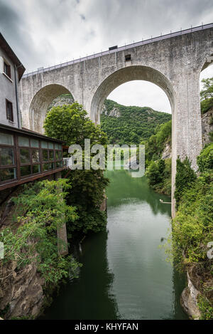 Le lac artificiel sous l'aqueduc (le canal de la Bourne) construit en 1876, Saint-Nazaire-en-Royans, Drôme, France, Europe. Banque D'Images