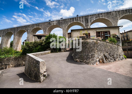 Le lac artificiel sous l'aqueduc (le canal de la Bourne) construit en 1876, Saint-Nazaire-en-Royans, Drôme, France, Europe. Banque D'Images