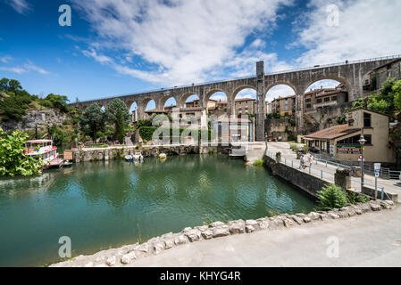 Le lac artificiel sous l'aqueduc (le canal de la Bourne) construit en 1876, Saint-Nazaire-en-Royans, Drôme, France, Europe. Banque D'Images