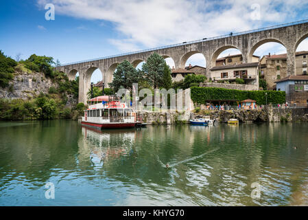Le lac artificiel sous l'aqueduc (le canal de la Bourne) construit en 1876, Saint-Nazaire-en-Royans, Drôme, France, Europe. Banque D'Images