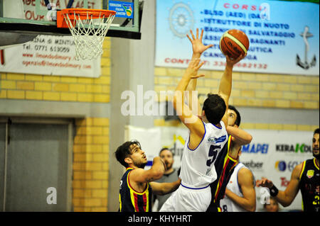 Minturno, Italie. 19 novembre 2017. Dante Ricotti #5 de basket Scauri essayer de marquer le panier pendant la première moitié du match de basket-ball contre basket Catanzaro, Ligue nationale italienne de basket-ball Old Wild West - série B crédit: Antonio Ciufo/Alay Live News Banque D'Images