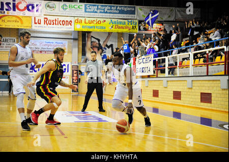 Minturno, Italie. 19 novembre 2017. Vincent Okon #7 de basket Scauri essayer de marquer le panier pendant la première moitié du match de basket-ball contre basket Catanzaro, Ligue nationale italienne de basket-ball Old Wild West - Serie B crédit: Antonio Ciufo/Alamy Live News Banque D'Images