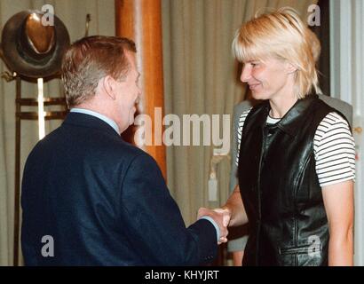 PHOTO DU 11 juillet 1998 Jana Novotna de la République tchèque, à droite, reçoit la médaille commémorative du président de la République tchèque Vaclav Havel à Prague, République tchèque, le 11 juillet 1998. La joueuse de tennis tchèque Jana Novotna, vainqueur de Wimbledon, est décédée des suites d'une grave maladie le dimanche 19 novembre 2017 à l'âge de 49 ans. Elle remporte le titre féminin en simple à Wimbledon en 1998. Elle a travaillé comme entraîneuse de tennis au cours des dernières années. (CTK photo/Michal Krumphanzl) Banque D'Images