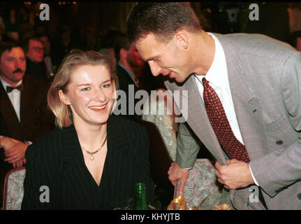 PHOTO DU 20 décembre 1994 la joueuse de tennis tchèque Jana Novotna, à gauche, et le gardien de hockey tchèque Dominik Hasek sourient lors de l'événement meilleur athlète de République tchèque 1994 à Prague, République tchèque, le 20 décembre 1994. La joueuse de tennis tchèque Jana Novotna, vainqueur de Wimbledon, est décédée des suites d'une grave maladie le dimanche 19 novembre 2017 à l'âge de 49 ans. Elle remporte le titre féminin en simple à Wimbledon en 1998. Elle a travaillé comme entraîneuse de tennis au cours des dernières années. (CTK photo/Michal Dolezal) Banque D'Images