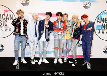 Los Angeles, États-Unis. 20 novembre 2017. BTS pose dans la salle de presse des American Music Awards 2017, AMAS, au Microsoft Theatre à Los Angeles, États-Unis, le 19 novembre 2017. Crédit : Hubert Boesl - PAS DE SERVICE - crédit : Hubert Boesl/dpa/Alamy Live News Banque D'Images