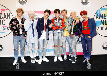 Los Angeles, États-Unis. 20 novembre 2017. BTS pose dans la salle de presse des American Music Awards 2017, AMAS, au Microsoft Theatre à Los Angeles, États-Unis, le 19 novembre 2017. Crédit : Hubert Boesl - PAS DE SERVICE - crédit : Hubert Boesl/dpa/Alamy Live News Banque D'Images