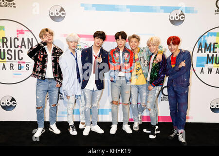 Los Angeles, États-Unis. 20 novembre 2017. BTS pose dans la salle de presse des American Music Awards 2017, AMAS, au Microsoft Theatre à Los Angeles, États-Unis, le 19 novembre 2017. Crédit : Hubert Boesl - PAS DE SERVICE - crédit : Hubert Boesl/dpa/Alamy Live News Banque D'Images