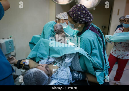 Médecin de salle d'opération de lale kilich montrant au nouveau-né de mère Banque D'Images