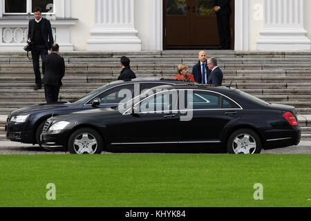 Berlin, Allemagne. 20 novembre 2017. La chancelière allemande Angela Merkel (CDU) quitte le Palais Bellevue dans sa voiture officielle à Berlin, le 20 novembre 2017. Elle a informé le président fédéral allemand de la situation après l'échec des pourparlers exploratoires. Le FDP a annulé les pourparlers exploratoires de la Jamaïque poursuivant les négociations pour former un cabinet. Photo : Maurizio Gambarini/dpa Banque D'Images