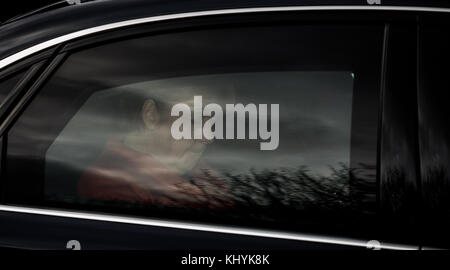 Berlin, Allemagne. 20 novembre 2017. La chancelière allemande Angela Merkel (CDU) quitte le Palais Bellevue dans sa voiture officielle à Berlin, le 20 novembre 2017. Elle a informé le président fédéral allemand de la situation après l'échec des pourparlers exploratoires. Le FDP a annulé les pourparlers exploratoires de la Jamaïque poursuivant les négociations pour former un cabinet. Photo : Maurizio Gambarini/dpa Banque D'Images