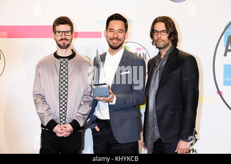 Los Angeles, États-Unis. 20 novembre 2016. Brad Delson (gauche-droite), Mike Shinoda et Rob Bourdon de Linkin Park posent dans la salle de presse des American Music Awards 2017, au Microsoft Theatre de Los Angeles, États-Unis, le 19 novembre 2017. Crédit : Hubert Boesl - PAS DE SERVICE - crédit : Hubert Boesl/dpa/Alamy Live News Banque D'Images