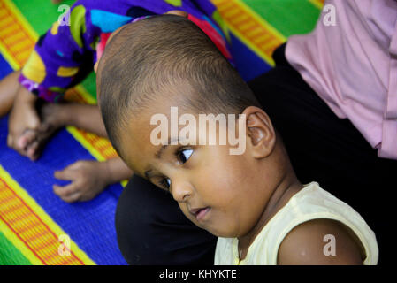 Dhaka, Bangladesh. 20 nov, 2017. conjointe jumelles rabeya l'islam et l'islam rokeya jouer à un collage médical hôpital de Dhaka Dhaka, Bangladesh, le 20 novembre 2017. taslima khatun, professeur d'école, a donné une naissance de la tête de conjoined twins le 16 juillet 2016 après une césarienne. Les jumeaux ont été admis à un hôpital de Dhaka medical collage pour examen avant la chirurgie potentiellement à séparer leurs têtes. Banque D'Images