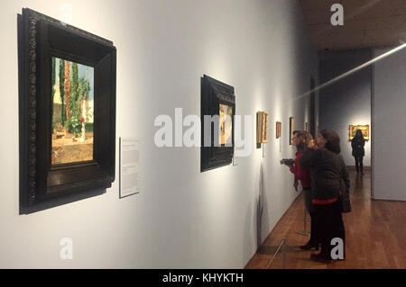 Madrid, Espagne. 17 novembre 2017. Les visiteurs regardent les peintures de la peintre Maria Fortuny dans l'exposition spéciale 'Fortuny (1838-1874)' au Musée du Prado à Madrid, Espagne, le 17 novembre 2017. Le spectacle comprend 169 œuvres du peintre catalan, dont 67 n’ont jamais été vues en dehors des musées internationaux et des collections auxquelles ils appartiennent. Crédit : Carola Frentzen/dpa/Alamy Live News Banque D'Images