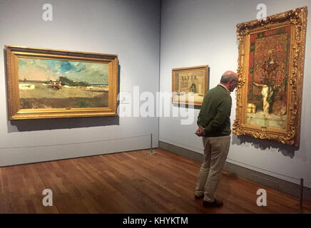 Madrid, Espagne. 17 novembre 2017. Un visiteur regarde le tableau 'arabe penché contre une tapisserie' (1873) du peintre Maria Fortuny, photographié au Musée du Prado à Madrid, Espagne, le 17 novembre 2017. Le spectacle spécial 'Fortuny (1838-1874)' comprend 169 œuvres du peintre catalan, dont 67 n'ont jamais été vues en dehors des musées internationaux et des collections auxquelles ils appartiennent. Crédit : Carola Frentzen/dpa/Alamy Live News Banque D'Images