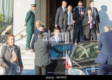 Athènes, Grèce. 20 novembre 2017. président de la pologne Andrzej Duda avec sa femme en sortant de l'hôtel de Grande-Bretagne dans lequel il reste pour la visite de 2 jours pour rencontrer le premier ministre grec Aleksis Tsipras et président de la démocratie Prokopis Pavlopoulos crédit: vangelis aragiannis/Alay Live News Banque D'Images