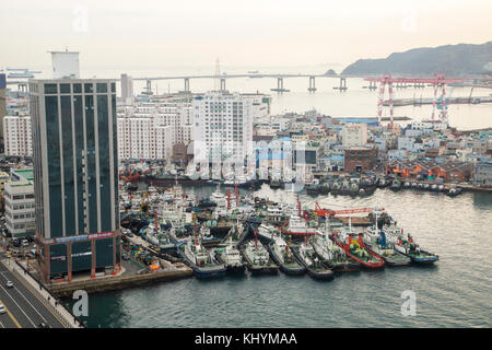 Busan, Corée du Sud. 20 novembre 2017. Port sud de Busan, 17 novembre 2017 : le port sud de Busan Nam (port sud de Busan) est vu dans la ville portuaire de Busan, à environ 420 km (261 miles) au sud-est de Séoul, Corée du Sud. Le Japon a colonisé la péninsule coréenne de 1910 à 45. Busan est la deuxième plus grande ville de Corée du Sud. Crédit : Lee Jae-won/AFLO/Alamy Live News Banque D'Images