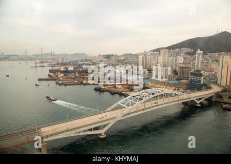 Busan, Corée du Sud. 20 novembre 2017. Port sud de Busan, 17 novembre 2017 : le port sud de Busan Nam ou port sud de Busan et le pont de Busandaegyo (en bas) sont vus dans la ville portuaire de Busan, à environ 420 km (261 miles) au sud-est de Séoul, Corée du Sud. Le Japon a colonisé la péninsule coréenne de 1910 à 45. Busan est la deuxième plus grande ville de Corée du Sud. Crédit : Lee Jae-won/AFLO/Alamy Live News Banque D'Images