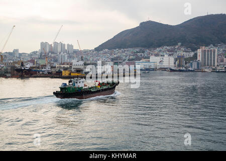 Busan, Corée du Sud. 20 novembre 2017. Port sud de Busan, 17 novembre 2017 : le port sud de Busan Nam ou port sud de Busan est vu dans la ville portuaire de Busan, à environ 420 km (261 miles) au sud-est de Séoul, Corée du Sud. Le Japon a colonisé la péninsule coréenne de 1910 à 45. Busan est la deuxième plus grande ville de Corée du Sud. Crédit : Lee Jae-won/AFLO/Alamy Live News Banque D'Images