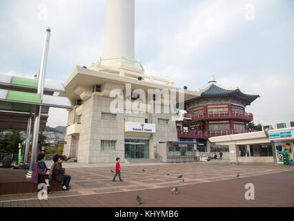 Busan, Corée du Sud. 20 novembre 2017. Site du waegwan de Choryang, 17 novembre 2017 : le site du waegwan de Choryang est vu devant la tour Busan au parc Yongdusan (parc du Mont Yongdu) dans la ville portuaire de Busan, à environ 420 km (261 miles) au sud-est de Séoul, Corée du Sud. Selon les médias locaux, les Waegwans étaient à Busan depuis le début du XVe siècle et étaient des zones résidentielles fermées aux commerçants japonais et aux transfuges. Waegwan était un poste de diplomatie et de commerce entre le Japon et la Corée. Le Waegwan de Choryang à Busan a été construit en 1678. Crédit : Lee Jae-won/AFLO/Alamy Live News Banque D'Images