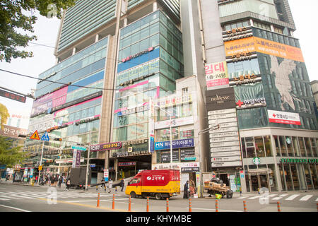 Busan, Corée du Sud. 20 novembre 2017. Seomyeon Medical Street, 17 novembre 2017 : Seomyeon Medical Street à Busan, à environ 420 km (261 miles) au sud-est de Séoul, Corée du Sud. Seomyeon Medical Street est l'un des quartiers médicaux de la ville portuaire de Busan, qui est la deuxième plus grande ville de Corée du Sud. Crédit : Lee Jae-won/AFLO/Alamy Live News Banque D'Images