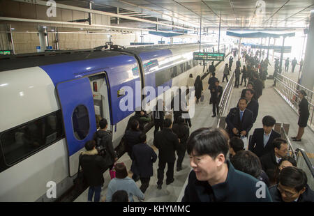 Gare de Gangneung, 21 novembre 2017 : la station de Gangneung est vue à Gangneung, à l'est de Séoul, en Corée du Sud. La ligne Gangneung KTX (Korea train Express) ou le réseau ferroviaire à grande vitesse reliera l'aéroport international d'Incheon à Gangneung où se tiendront les sports de glace des Jeux olympiques d'hiver de 2018 à PyeongChang. Les nouveaux chemins de fer commenceront à fonctionner en décembre 2017. Les Jeux Olympiques d'hiver de PyeongChang auront lieu pendant 17 jours à partir de 9 février - 25, 2018. Les cérémonies d'ouverture et de clôture et la plupart des sports de neige auront lieu dans le comté de PyeongChang et le comté de Jeongseon accueillera des événements de vitesse alpine. (Photo par Banque D'Images