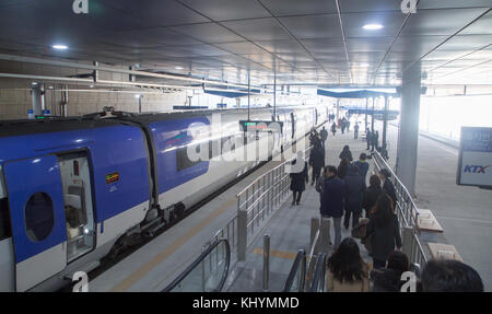 Gare de Gangneung, 21 novembre 2017 : la station de Gangneung est vue à Gangneung, à l'est de Séoul, en Corée du Sud. La ligne Gangneung KTX (Korea train Express) ou le réseau ferroviaire à grande vitesse reliera l'aéroport international d'Incheon à Gangneung où se tiendront les sports de glace des Jeux olympiques d'hiver de 2018 à PyeongChang. Les nouveaux chemins de fer commenceront à fonctionner en décembre 2017. Les Jeux Olympiques d'hiver de PyeongChang auront lieu pendant 17 jours à partir de 9 février - 25, 2018. Les cérémonies d'ouverture et de clôture et la plupart des sports de neige auront lieu dans le comté de PyeongChang et le comté de Jeongseon accueillera des événements de vitesse alpine. (Photo par Banque D'Images