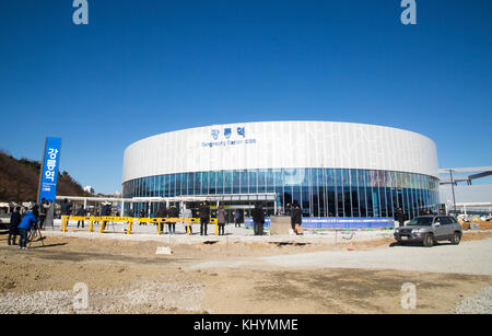 Gare de Gangneung, 21 novembre 2017 : la station de Gangneung est vue à Gangneung, à l'est de Séoul, en Corée du Sud. La ligne Gangneung KTX (Korea train Express) ou le réseau ferroviaire à grande vitesse reliera l'aéroport international d'Incheon à Gangneung où se tiendront les sports de glace des Jeux olympiques d'hiver de 2018 à PyeongChang. Les nouveaux chemins de fer commenceront à fonctionner en décembre 2017. Les Jeux Olympiques d'hiver de PyeongChang auront lieu pendant 17 jours à partir de 9 février - 25, 2018. Les cérémonies d'ouverture et de clôture et la plupart des sports de neige auront lieu dans le comté de PyeongChang et le comté de Jeongseon accueillera des événements de vitesse alpine. (Photo par Banque D'Images