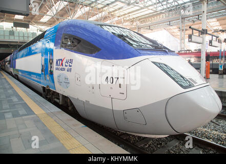 Ligne KTX de Gangneung, 21 novembre 2017 : le train pour la ligne KTX de Gangneung est vu à la gare de Séoul, en Corée du Sud. La ligne Gangneung KTX (Korea train Express) ou le réseau ferroviaire à grande vitesse reliera l'aéroport international d'Incheon à Gangneung où se tiendront les sports de glace des Jeux olympiques d'hiver de 2018 à PyeongChang. Les nouveaux chemins de fer commenceront à fonctionner en décembre 2017. Les Jeux Olympiques d'hiver de PyeongChang auront lieu pendant 17 jours à partir de 9 février - 25, 2018. Les cérémonies d'ouverture et de clôture et la plupart des sports de neige auront lieu dans le comté de PyeongChang et le comté de Jeongseon accueillera Alpine sp Banque D'Images