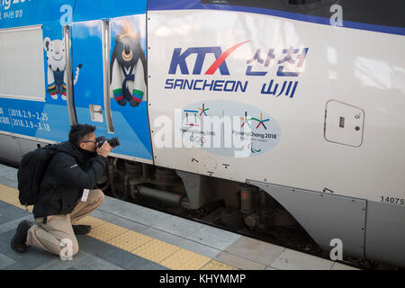 Ligne KTX de Gangneung, 21 novembre 2017 : le train pour la ligne KTX de Gangneung est vu à la gare de Séoul, en Corée du Sud. La ligne Gangneung KTX (Korea train Express) ou le réseau ferroviaire à grande vitesse reliera l'aéroport international d'Incheon à Gangneung où se tiendront les sports de glace des Jeux olympiques d'hiver de 2018 à PyeongChang. Les nouveaux chemins de fer commenceront à fonctionner en décembre 2017. Les Jeux Olympiques d'hiver de PyeongChang auront lieu pendant 17 jours à partir de 9 février - 25, 2018. Les cérémonies d'ouverture et de clôture et la plupart des sports de neige auront lieu dans le comté de PyeongChang et le comté de Jeongseon accueillera Alpine sp Banque D'Images